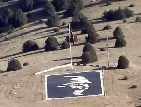 Atatürk figürü ve bayrak