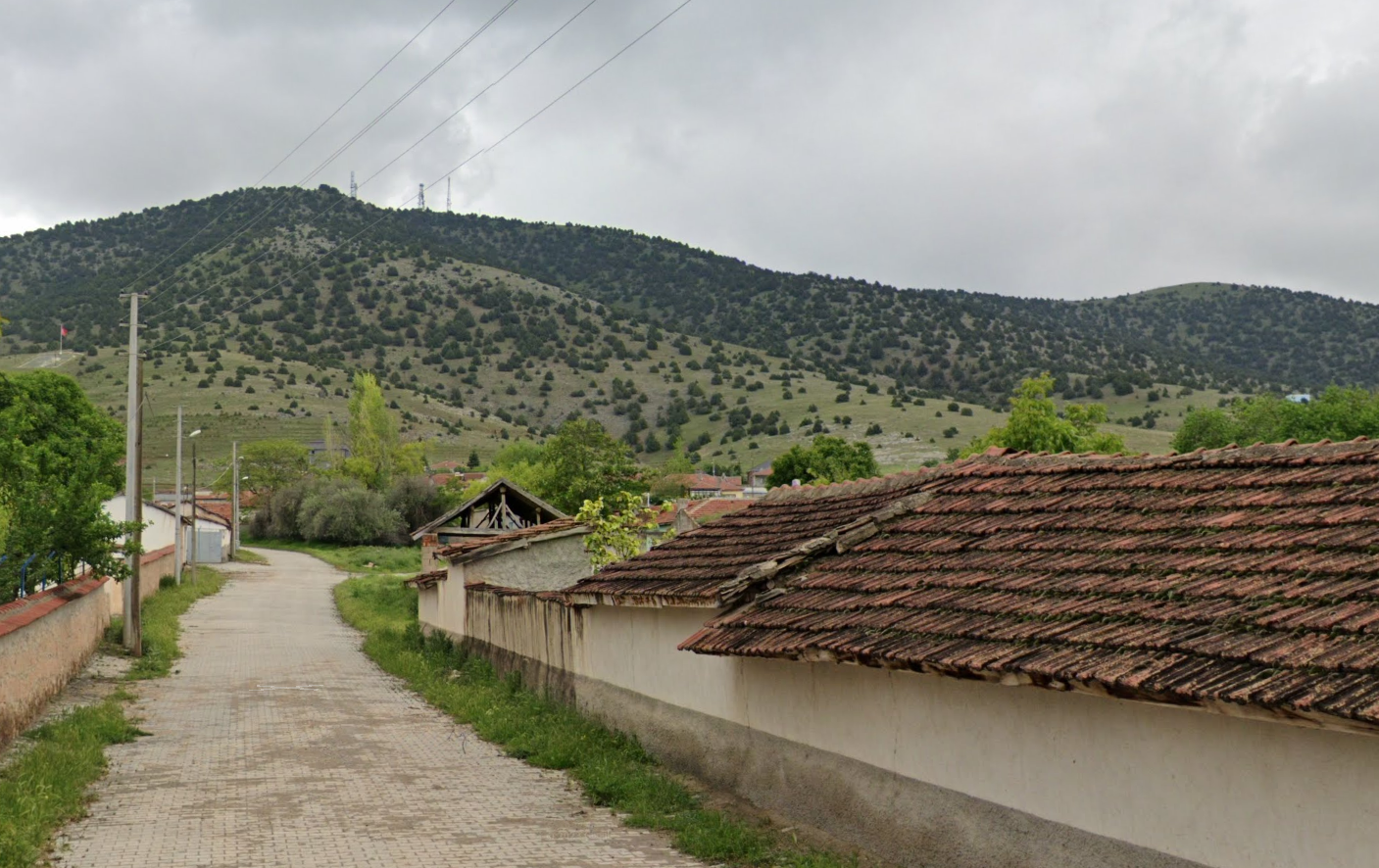 Doğançayır ve dağ silüeti